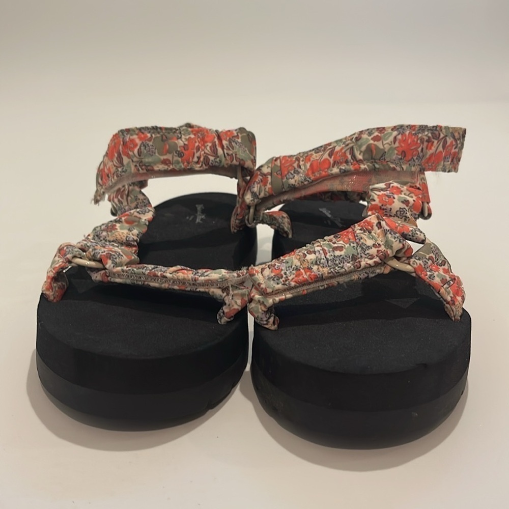 Universal Thread Platform Sandals - Picture 2 of 8